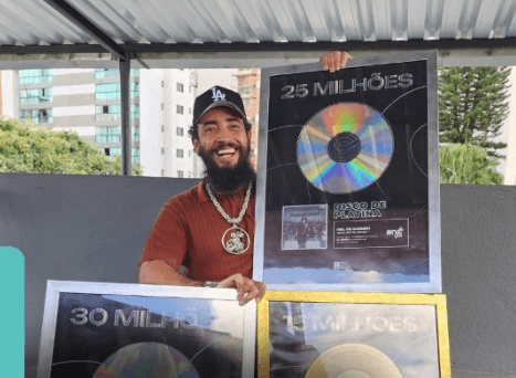 FBC: bombando no streaming, rapper mineiro conquista discos de platina e de ouro